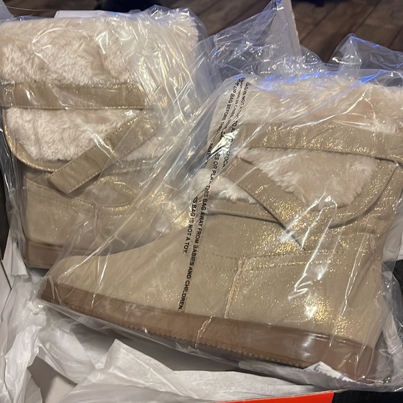 Women’s boots by Guess Size 9.5 Gold with Cream Faux Fur - Picture 3 of 3